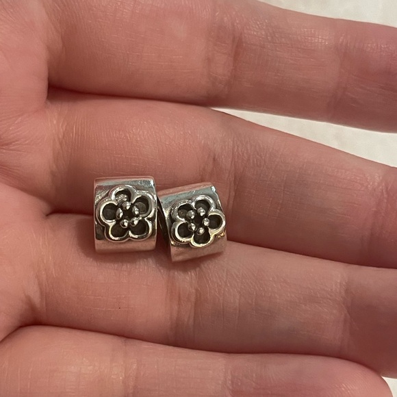Pandora Daisy charm - Picture 2 of 10